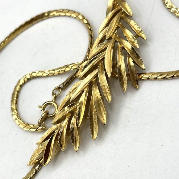 Vintage CROWN TRIFARI Laurel Wreath Pendant Necklace Gold Tone 17” - Picture 10 of 10